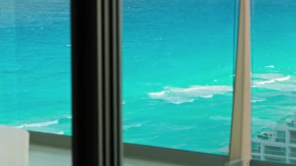 ホテルの窓からカリブ海の波が広がる素晴らしい景色は 自然の美しさと穏やかな雰囲気を表現しています メキシコ — ストック動画