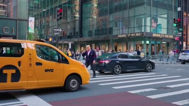 Μια Χιουμοριστική Παράσταση Δρόμου Στην Λεωφόρο Της Νέας Υόρκης Παρουσιάζει — Αρχείο Βίντεο