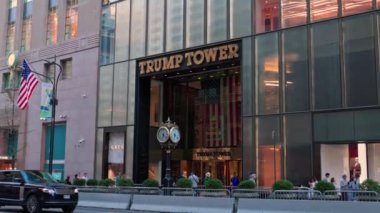 New York 'taki Trump Kulesi' nin muhteşem girişini yakalamak, Beşinci Cadde boyunca sürekli akan trafik ve yukarıda dalgalanan Amerikan bayrağıyla kucaklanmak. - New York. ABD.