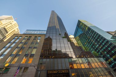 Pencerelerinde bitişik binaların yansıması olan Trump Kulesi 'nin güzel manzarası. - New York. ABD. 