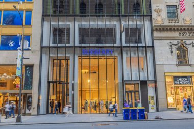 Beşinci Cadde 'deki Burberry bayrak gemisi mağazasını süsleyen ön cephe tabelasının yakın görüntüsü. - New York. ABD. 