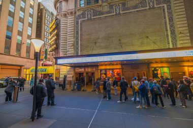 İnsanlar Manhattan 'daki Shubert Tiyatrosu' nun önünde kuyrukta bekliyor. 