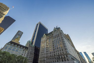 New York gökdelenlerinin güzel bir manzarası Bulutsuz mavi gökyüzünün arka planına karşı.