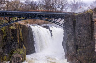 New Jersey, ABD 'deki Paterson Şelalesi' nin yakın çekim görüntüsü..