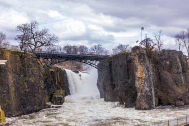 ABD 'nin New Jersey şehrindeki Paterson Şelalesinin çarpıcı manzarası..