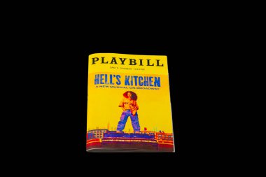 Broadway 'in Shubert Tiyatrosu' ndan Playbill broşürünün yakın plan görüntüsü, siyah bir arkaplana karşı hazırlanan 