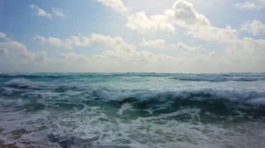 Karayip Denizi 'nin kumlu sahile vuran büyük mavi dalgalarının güzel manzarası. Meksika.
