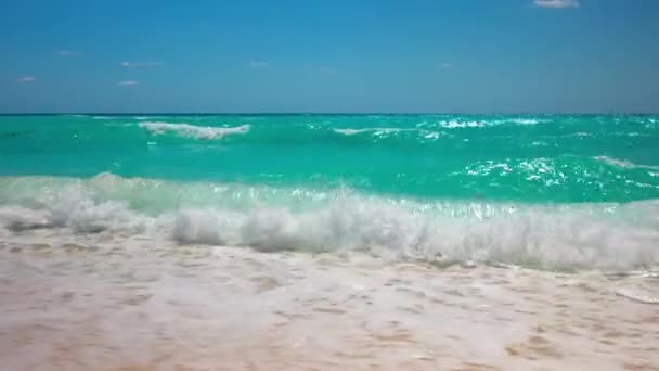 Вид Больших Голубых Волн Карибского Моря Катящихся Песчаному Пляжу Фоне — стоковое видео