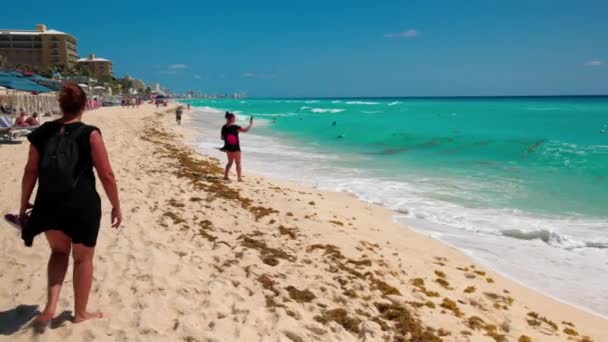 カリブ海の砂浜の美しい景色は サンラウンジャーで傘の下でリラックスする人々と カンクン メキシコ — ストック動画