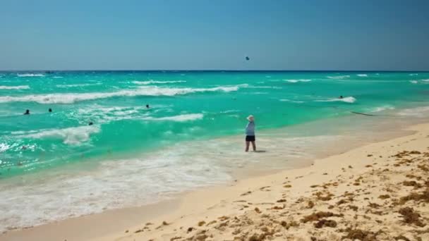 Piękny Widok Ludzi Pływających Pobliżu Piaszczystego Brzegu Morzu Karaibskim Podczas — Wideo stockowe