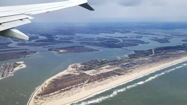 Vacker Utsikt Från Flygplansfönstret Kustlandskapet Atlanten Landning New York Flygplats — Stockvideo