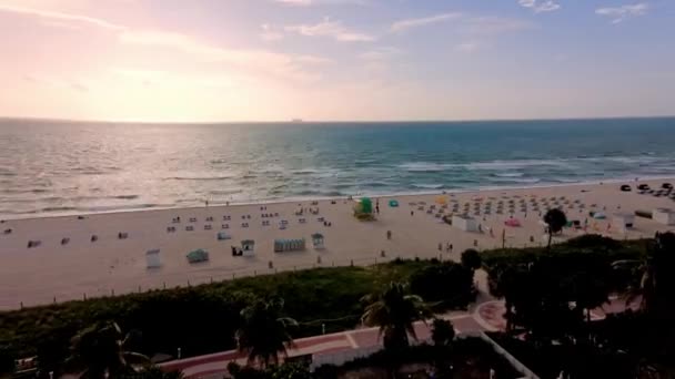 Gyönyörű Kilátás Nyílik Homokos Parton Miami Beach Hátterében Kék Felszín — Stock videók