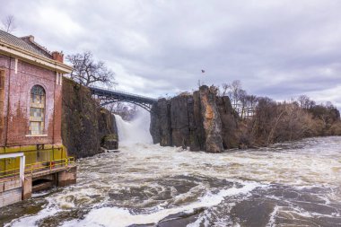 New Jersey parkındaki muhteşem Paterson şelalesinin güzel manzarası. Baharın canlı atmosferinin ortasında yükselen uçurumlar tarafından kucaklanıyor..