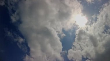 Zaman geçtikçe dramatik bulutlar tarafından çerçevelenen Meksika 'daki güneş tutulması sırasında muhteşem görüntüler güneşi yakalıyor..