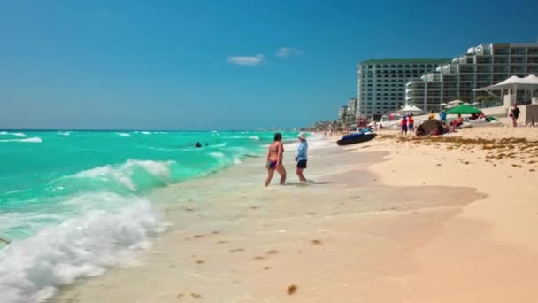 Piękny Widok Fal Morza Karaibskiego Delikatnie Okrążyć Piaszczystej Plaży Gdzie — Wideo stockowe