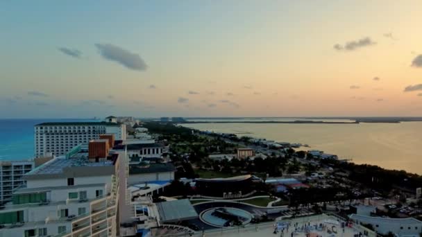 素晴らしいタイムラプスは メキシコの海岸線に沿ってシルエットされたホテルで囲まれたカリブ海上の夕日をキャプチャします — ストック動画