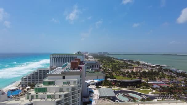 Вид Воздуха Живописную Косу Впадающую Карибское Море Прибрежными Отелями Песчаных — стоковое видео