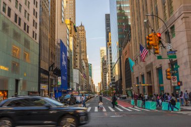 Manhattan 'da 5. Cadde' nin güzel manzarası yayalar geziniyor, trafik gökdelenlere doğru akıyor. New York. 