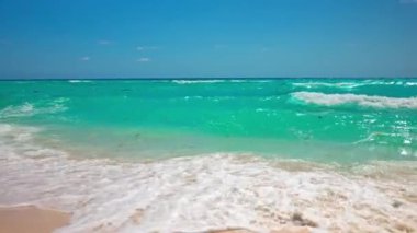 Karayip Denizi 'nden Meksika' nın kumlu sahillerine vuran büyük dalgaların güzel manzarası..