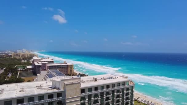 Αεροφωτογραφία Της Καραϊβικής Θάλασσας Που Συνορεύει Παράκτια Ξενοδοχεία Κατά Μήκος — Αρχείο Βίντεο