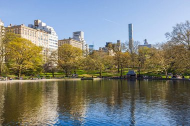 Central Park New York City 'deki göl manzarası çok güzel. Arka planda Manhattan gökdelenleri var. ABD.