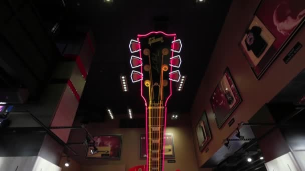 Uvnitř Butiku Hard Rock Cafe Visí Stropu Přerostlá Kytara Jejíž — Stock video