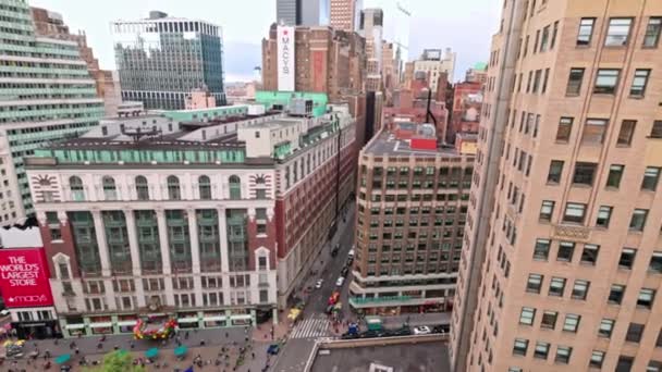 位于纽约市曼哈顿百老汇街和34街交叉口的摩天大楼和梅西百货商店的美丽的空中景观 — 图库视频影像