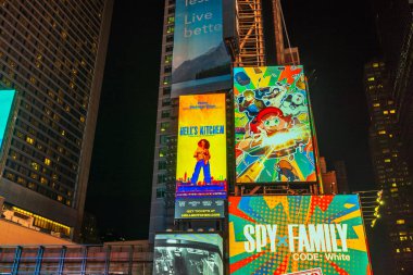 New York 'taki Times Meydanı' nın gece manzarasında modern gökdelenlerin arka planına karşı 