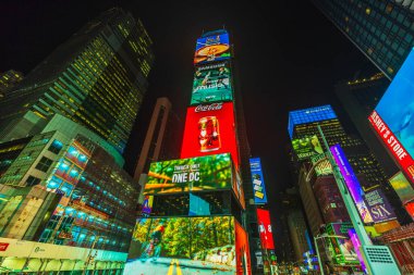 Coca-Cola ve diğer reklamları destekleyen gökdelen cephelerindeki LED reklam panelleri ile Gece Broadway 'in görüntüsü. - New York. ABD. 