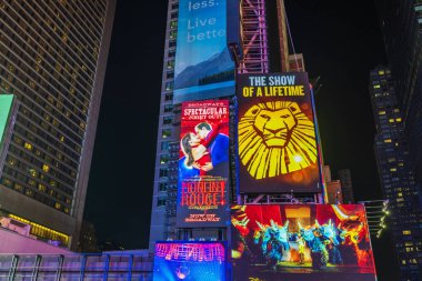 Gece Times Meydanı 'nın gökdelen cephelerindeki LED reklam panelleriyle yeni müzikallerin tanıtımı' Moulin Rouge 've' The Show of a Lifetime '. - New York. ABD.