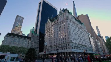 Manhattan 'daki 5. Cadde' nin güzel akşam manzarası. Gökdelenler, trafik ve yayalar. - New York. ABD. 