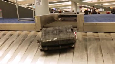 Havaalanından sonra havaalanındaki taşıma bandından bagajın alınış görüntüsü. - New York. ABD.