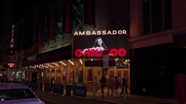Прекрасна Нічна Сцена Театру Посла Підсвіченими Вивісками Рекламують Мюзикл Чикаго — стокове відео