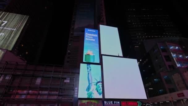 Nachtzicht Times Square Bij Met Led Reclame Panelen Wolkenkrabber Gevels — Stockvideo