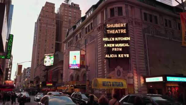 Nighttime View Shubert Theatre Broadway Featuring Advertising Premiere New Broadway — Video