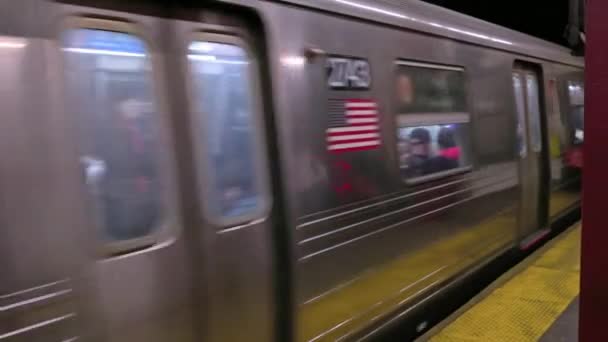 Close View Subway Departing Train Station Platform New York Usa — ஸ்டாக் வீடியோ