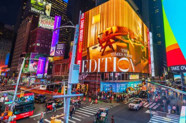 Times Meydanı 'nın güzel gece manzarası gökdelenlerin, ulaşımın ve Broadway boyunca yürüyen insanların cephelerinde aydınlatılmış neon reklamlarıyla. Yeni mi? ABD. 