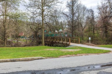 New Jersey 'de küçük bir dere üzerinde ahşap bir köprü manzaralı güzel bir bahar manzarası. ABD.