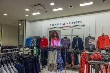 Tommy Hilfiger kadın giyim departmanıyla Macy 'nin mağazasının iç görüntüsü. - New York. ABD. 