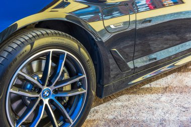 Pirelli 'nin ön tekerleğinin yakın görüntüsü ve BMW i4 2023 elektrikli arabanın tasarımı. 