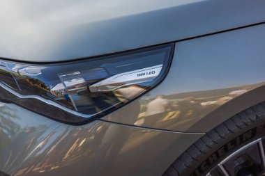 BMW LED farlı yeni BMW i5 elektrikli arabanın yakın görüntüsü. 