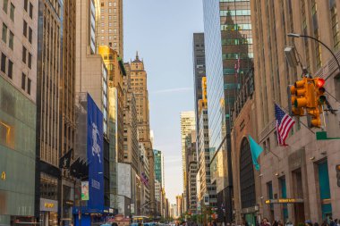 5. Cadde 'nin muhteşem manzarası. Butikler, dükkanlar, ulaşım, gökdelenlerin arka planı. - New York. ABD. 