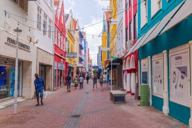Willemstad Merkezi 'nin tarihi manzarası. Küçük butikler ve sokakta gezinen insanlar.. 