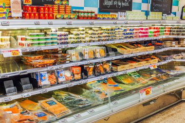 Süpermarketteki buzdolabında soğutulmuş rafları olan balık bölümünün yakın görüntüsü.. 