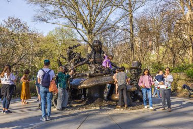 Central Park 'taki Beşinci Cadde' deki Alice Harikalar Diyarında heykelinin güzel manzarası. Aileler hatıralar için fotoğraf çekiyor. - New York. ABD. 