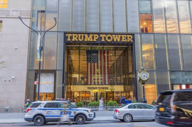 New York 'ta 5. Cadde' deki hareketli caddelerin ortasındaki Trump Tower girişinin yakın görüntüsü. - New York. ABD.
