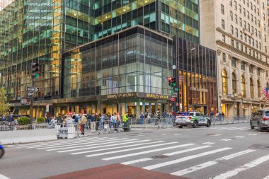 Manhattan 'da 5. caddedeki Armani butiğinin güzel manzarası. - New York. ABD.