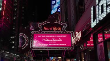 Manhattan, Times Meydanı 'ndaki Rock Cafe' nin girişindeki ışıklı tabelanın güzel gece manzarası. - New York. ABD. 