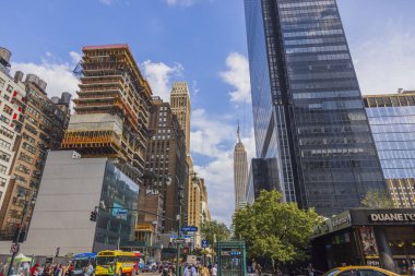 New York 'ta Manhattan şehir merkezinin güzel bir manzarası var. Empire State Binası ve çevresindeki gökdelenler güneşli bir günde. - New York. ABD. 