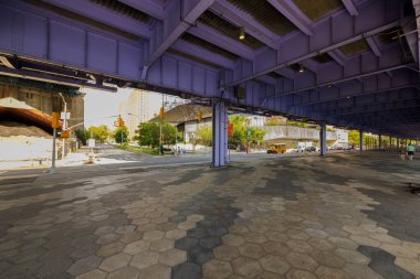 New York 'taki Brooklyn Köprüsü' nün altında, altı köşeli fayans yolu ve çevresindeki binalarla güzel bir şehir manzarası. - New York. ABD. 